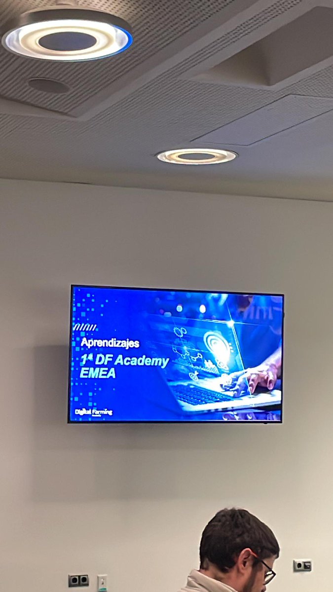 Bayer4CropsES's tweet photo. 🎓📱 Hoy hemos celebrado en Sant Joan Despí la clausura del 1er #DigitalFarmingAcademy de Bayer junto a @DEKALB_ES y @FieldView 👏
¡Te contamos como ha ido en el siguiente hilo! ⬇️⬇️ https://t.co/XYNtQRVqO7