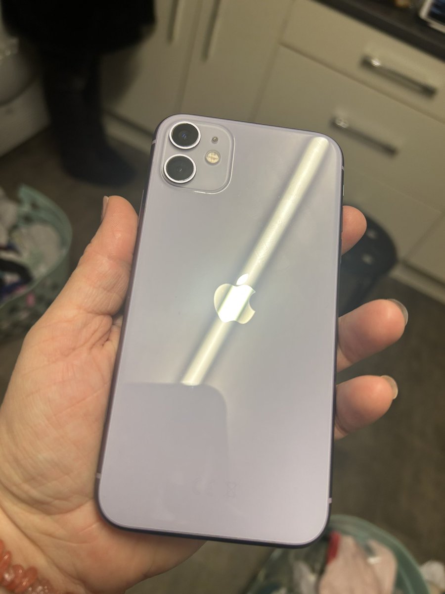 Veloria1981's tweet photo. @RepairOutlet My phone was not scratched when I shipped it off to you - see my photos. Either pay me what we agreed or return it to me please! I will not accept your measly £150! https://t.co/FrXOyquSMX