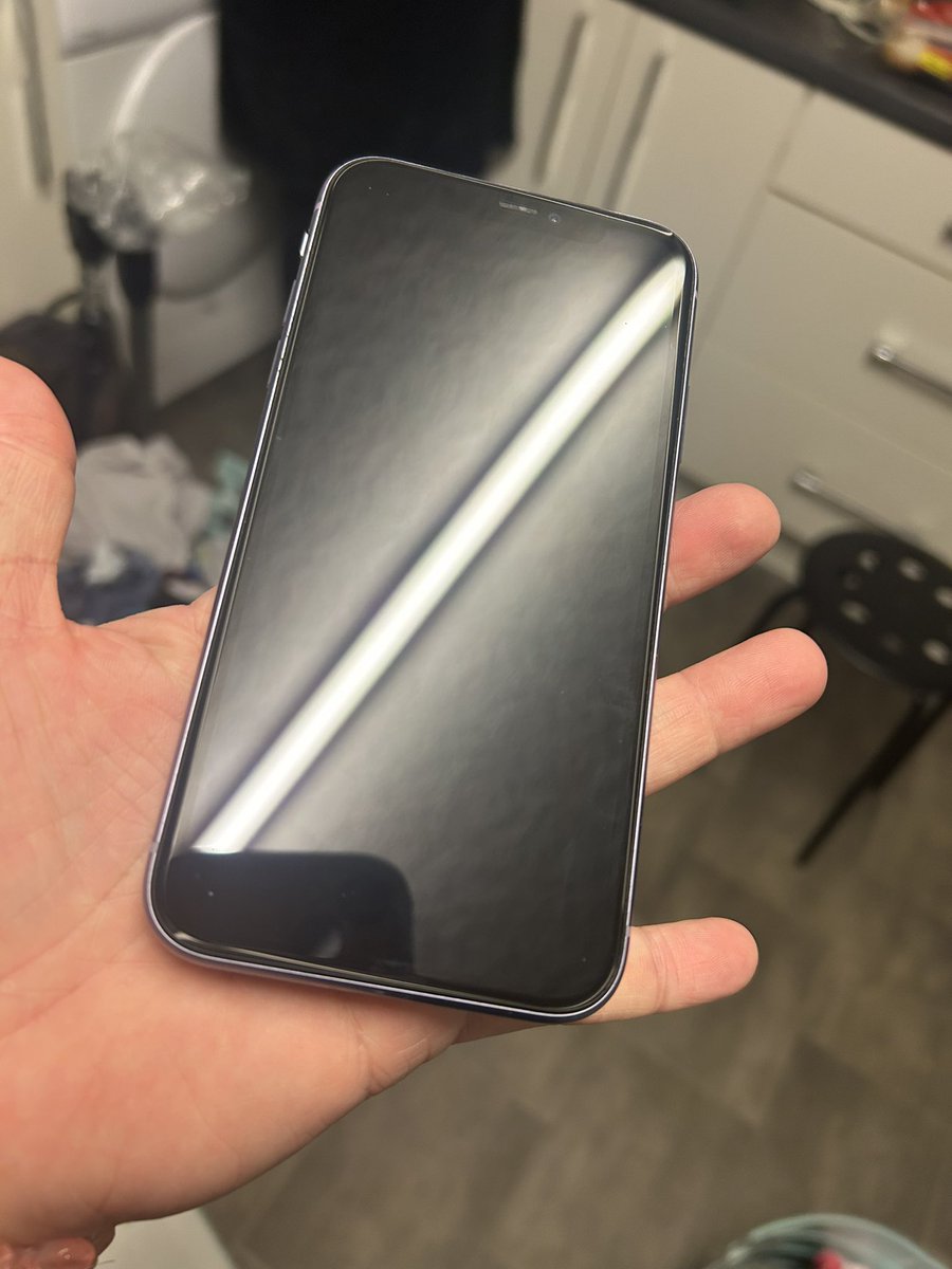 Veloria1981's tweet photo. @RepairOutlet My phone was not scratched when I shipped it off to you - see my photos. Either pay me what we agreed or return it to me please! I will not accept your measly £150! https://t.co/FrXOyquSMX