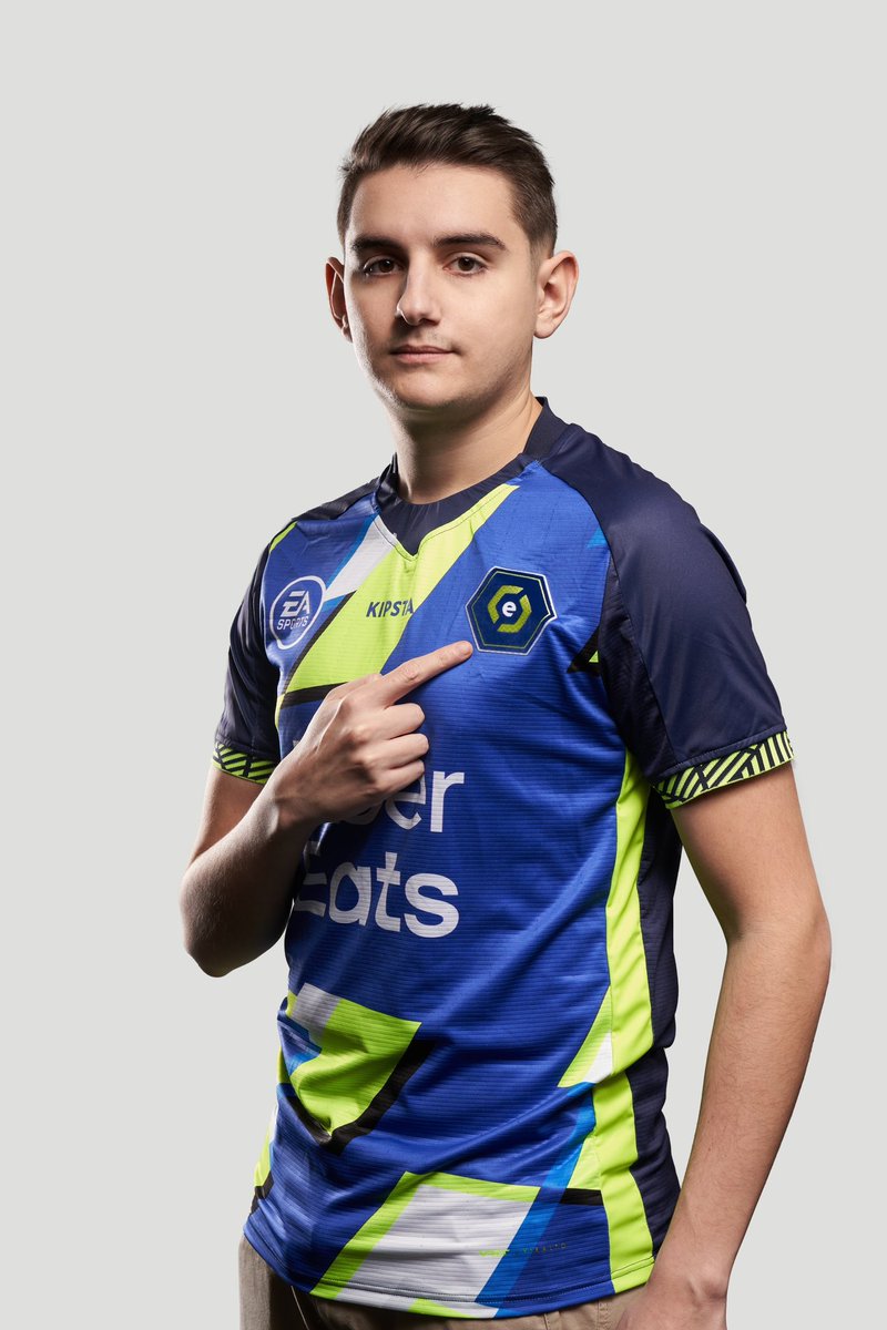 Alx_Araujo's tweet photo. Le premier maillot collector de l'#eLigue1UberEats, limité à seulement 100 exemplaires et produit en France par @Kipsta_Fr ⚽️

Petit banger avec l’@eLigue1UberEats cette saison 🔥

(Mon level en mannequin vraiment..) https://t.co/TOBnMqBVkx