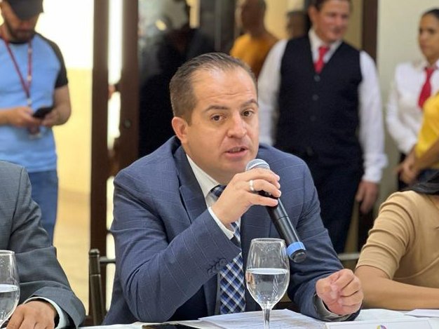 AsambleaEcuador's tweet photo. Marco Flores, delegado de @FiscaliaEcuador, manifiesta que la falta de personal administrativo y servidores policiales ha mermado la capacidad investigativa y es un limitante en la ejecución de labores en beneficio de la provincia del #ElOro. https://t.co/DOOcrbYEnu