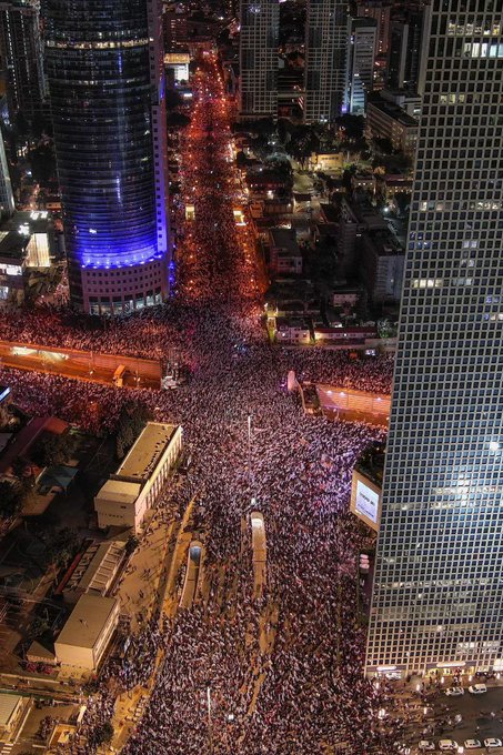 Yonatanfan's tweet photo. It seems that the demonstrations in "Tel Aviv" will not stop until the Netanyahu government falls, and perhaps the entire occupying entity will fall with it.
#IsraeliApartheid https://t.co/VMOX9VYVAd