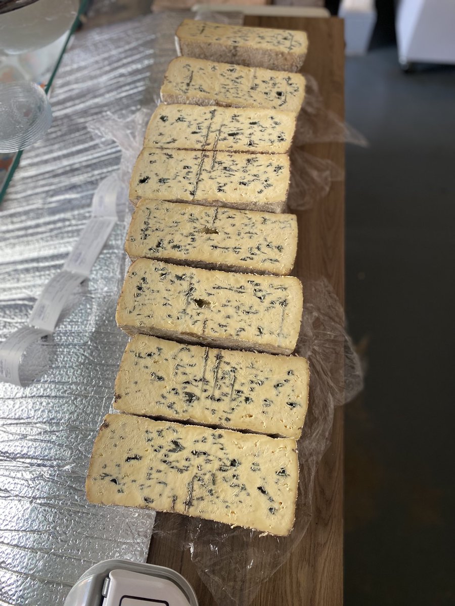 CobblersNibble's tweet photo. Just starting to cut some cheese for a customer, pretty damn consistent 🧀😻 https://t.co/VlUJfllibB