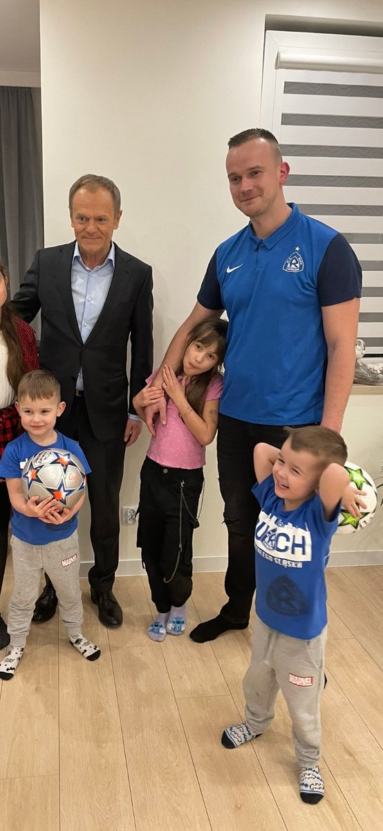 Ciro61704117's tweet photo. Tusk dobę po wizycie u tego dzbana,kazał mu mordę zamknać i głos mu odebrał na następnym spotkaniu🤩 https://t.co/dhOTlBesYP