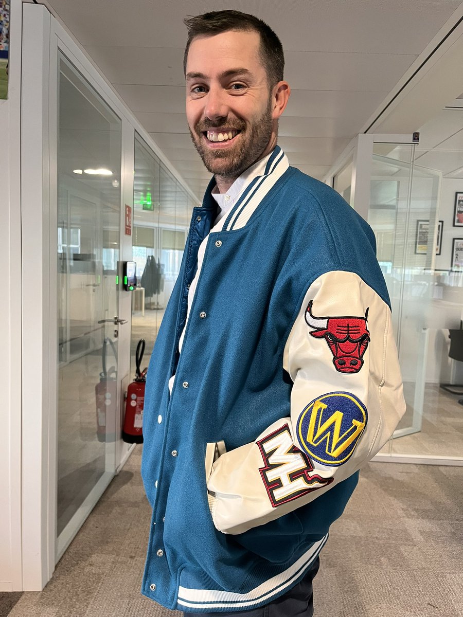 lequipedusoir's tweet photo. 🎁CADEAU🎁

@TANG_Foot vous fait gagner une veste @pullandbear x @NBA qui met en valeur différentes franchises de la « League »

- RT
- FOLLOW @lequipedusoir 
- Choisis ton chroniqueur https://t.co/r8HAFRi3KX