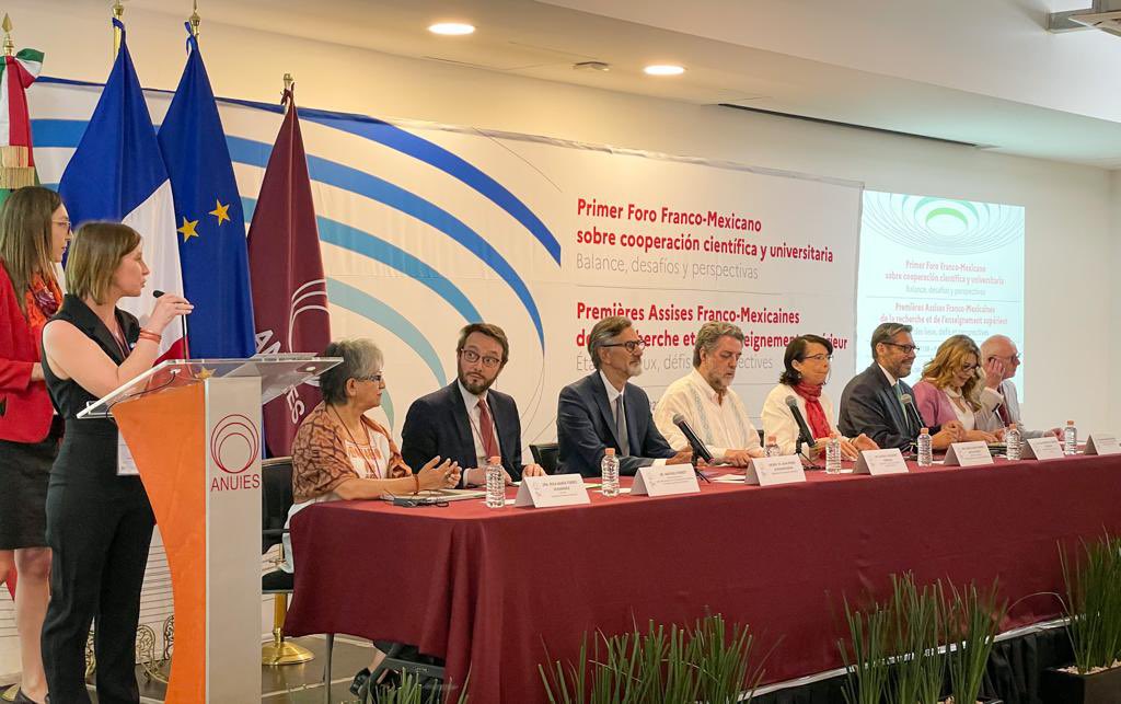 ANUIES's tweet photo. En el encuentro el Dr. @ConcheirLuciano, Subsecretario de Educación Superior del Gobierno de México y la Dra. @ElenaBuylla Directora General del @Conacyt_MX, señalaron la importancia de colaboración entre los países para la investigación, formación y desarrollo tecnológico. https://t.co/cDHtgA14k6