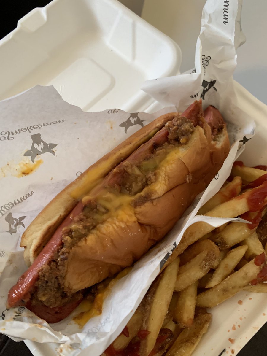 GameKulture's tweet photo. Next episode of #Fatclub Chilli Cheese hotdog 😋 &amp; just to finish it off, one o them millionaire cheese cake things 👌 https://t.co/SG3TwM6aqv