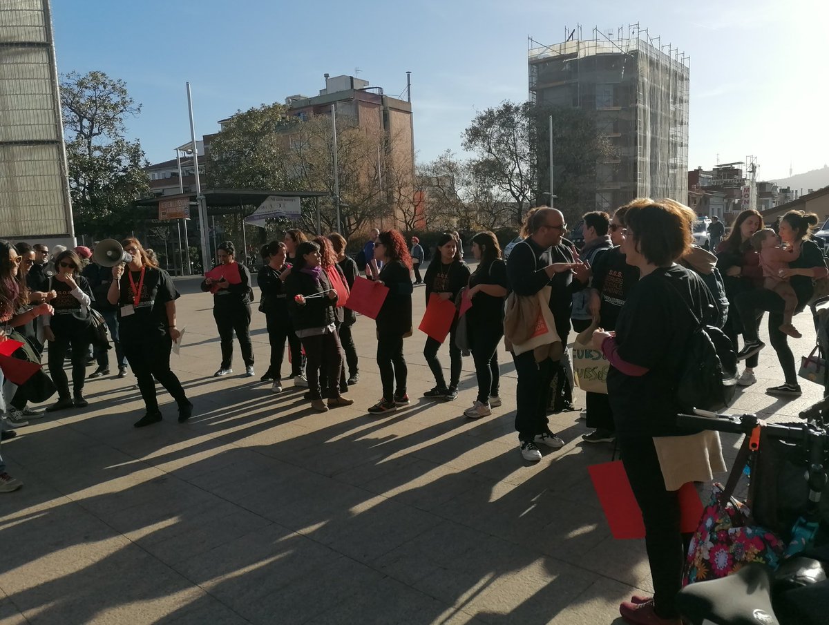 SsbSantako's tweet photo. Estem a la plaça i no ens mourem fins que ens escoltin https://t.co/cZ4nlU3I5K