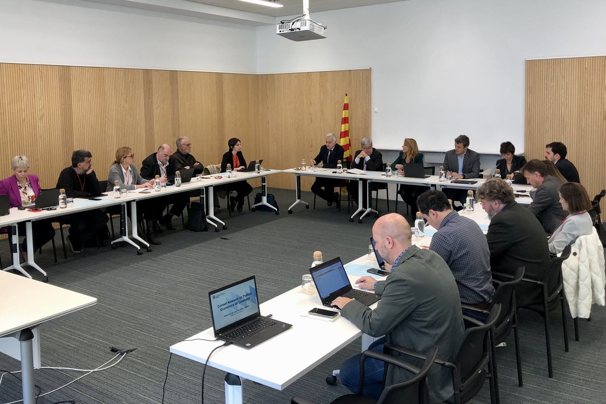 economiacat's tweet image. 📸 La consellera @nataliamasguix presideix la quarta reunió del Consell Assessor en Política Econòmica de Catalunya (#CAPEC).

Durant la trobada amb els membres d&apos;aquest òrgan col·legiat s&apos;han analitzat projectes de futur per a l&apos;economia catalana.