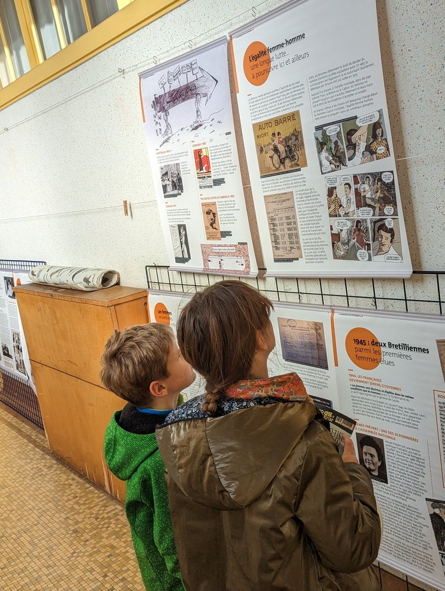Quand ma fille joue à la guide conférencière sur l expo prêtée par les @archives35, consacrée aux femmes dans la guerre...🤩🥰 #viedarchiviste #viedemaman