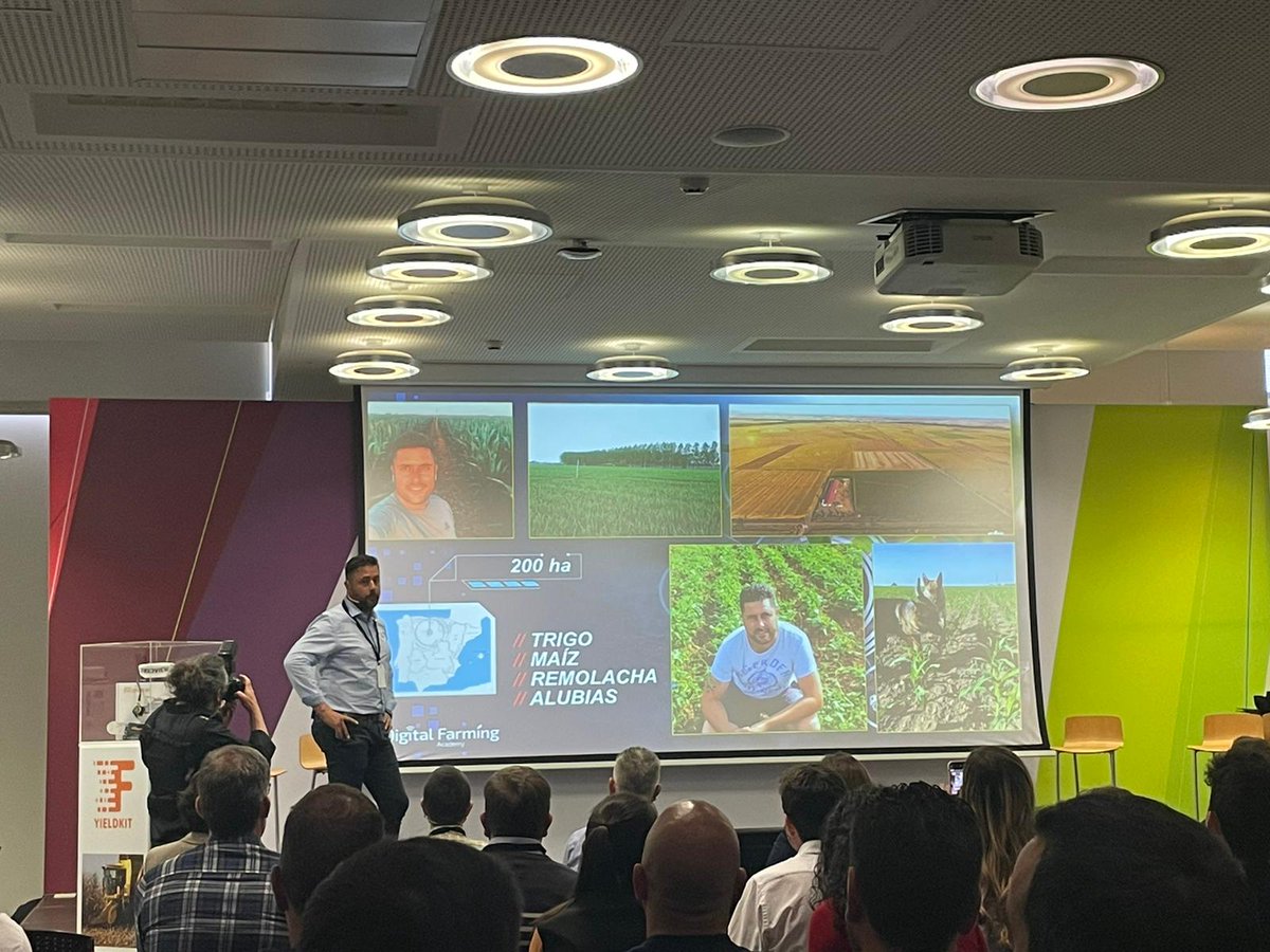 Bayer4CropsES's tweet photo. 🧑🌾📱 Alberto Ribollo agricultor de trigo, maíz, remolacha y alubias en Laguna de los Negrillos en León, ha contado su experiencia gestionando 200 ha de cultivo con #FieldView.
#️⃣ #DigitalFarmingAcademy https://t.co/uSNOQjtpqN