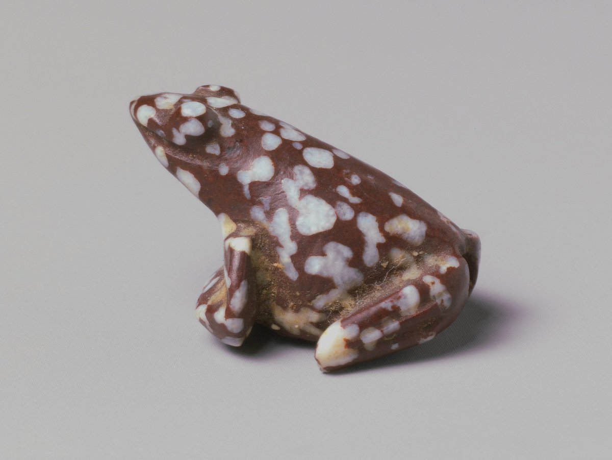 A marvellous #Egyptian #frog amulet, made of porphyry (1.2 cm). Because of their numerous offspring, #frogs were considered a symbol of fertility.
Dating ca. 1295–1185 BC, New Kingdom.

metmuseum.org/art/collection…