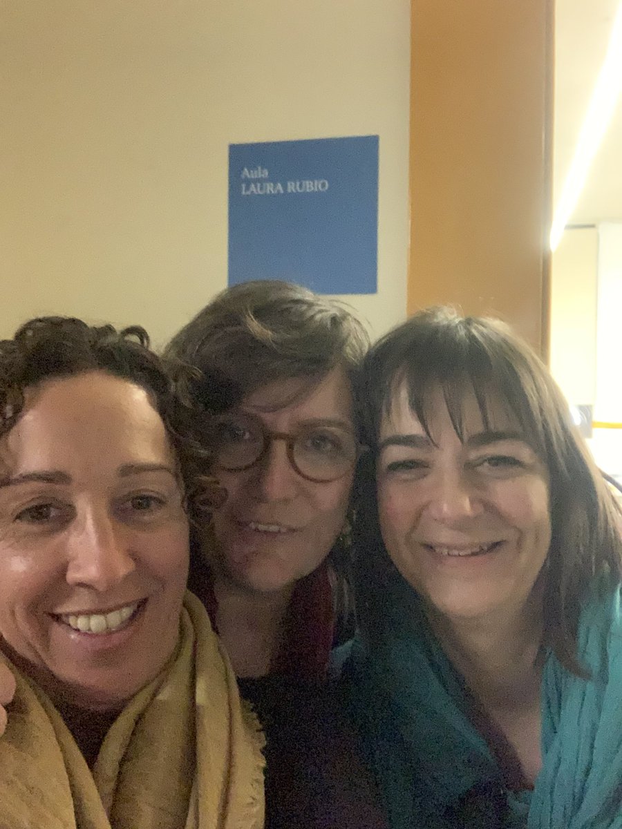 Pillefo's tweet photo. Compartir i aprendre amb i des dels i les estudiants de màster de Valors i ciutadania @EducacioUB amb @ana_novella i a l’aula homenatge de #LauraRubio 👉🏽 fent #CiutatEducadora @EducatingCities @BCNeducadora https://t.co/DPTfotTUtM