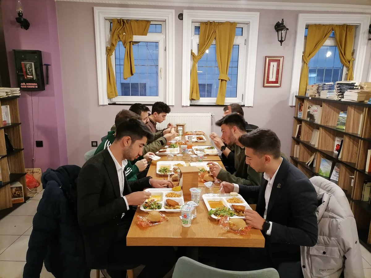 MGKitapKahve's tweet photo. MG Kitap Kahve'de Askıda iftar programı
#Askıdaİftar

Sizlerde bir öğrencimizin iftarını üstlenmek ister misiniz? 

1 iftar bedeli sadece 80₺'dir. https://t.co/J6JFpuVaTd