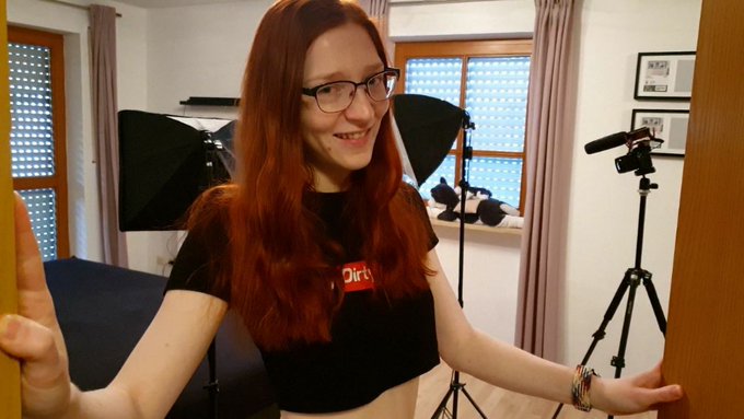 Neulich am Set... 😊 Manchmal drehe ich so "dirty" Sachen...😜 Aufmerksame F&uuml;chse finden den Link in der<a href="/tag/photography"class="tags"><span>#photography</span></a><a href="/tag/redhead"class="tags"><span>#redhead</span></a><a href="/tag/redhair"class="tags"><span>#redhair</span></a><a href="/tag/studio"class="tags"><span>#studio</span></a><a href="/tag/girlswithglasses"class="tags"><span>#girlswithglasses</span></a>