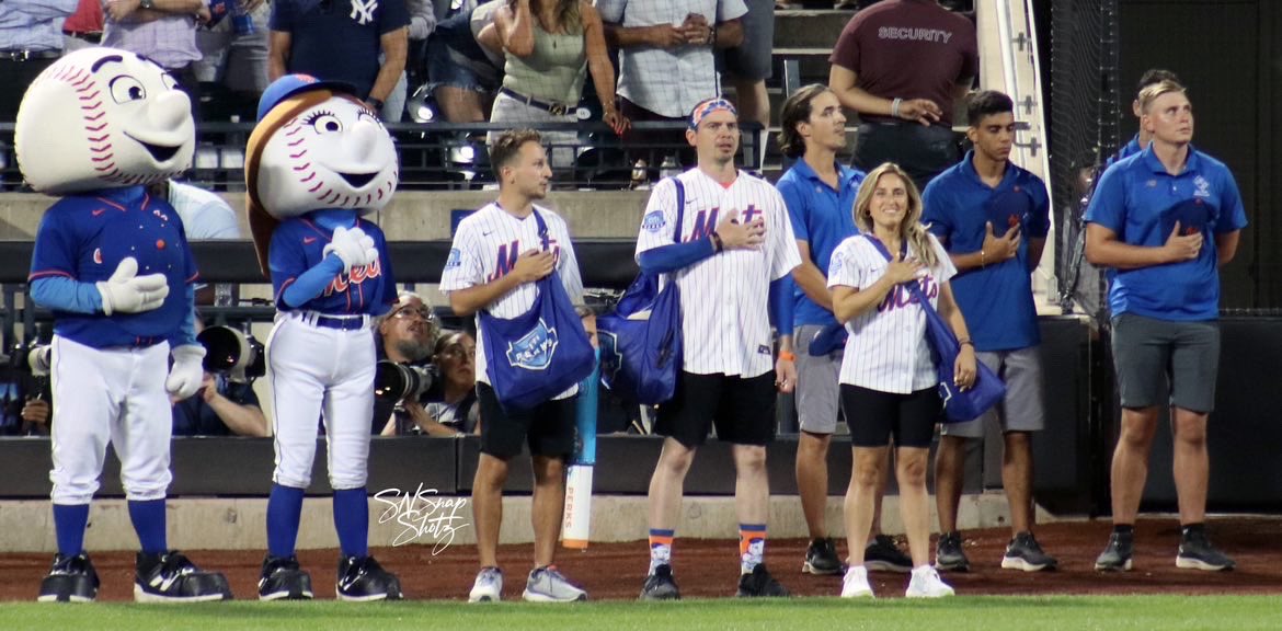 AnthonyFuria's tweet photo. I pledge allegiance to the @Mets!!! Counting down the days until #OpeningDay!!! #LGM #NYM @MrMet @mrsmet @peterican13 🧡💙 ⚾️ 🍎 https://t.co/jx5aOaBZ0Z