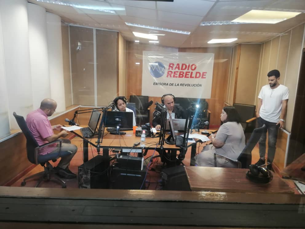 Seguimos en el estelar programa Haciendo Radio de <a href="/radiorebeldecu/">Radio Rebelde - Cuba</a> brindando información a nuestro pueblo. Hoy <a href="/olguitaperez64/">Olga Pérez</a> y Alejandro sobre los servicios del Registro Civil y la estrategia de Transformación Digital para solucionar las deficiencias y problemas.  @CubaMinjus