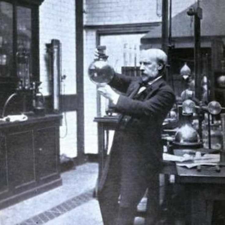BritishHistorym's tweet photo. #otd 27 March 1923 – Sir James Dewar died (b.1842)

He was a Scottish chemist &amp; physicist. He is best known for his invention of the vacuum flask.

#GreatBriton #Britishhistory #Britishinventions #JamesDewar https://t.co/Erc5s0olsm