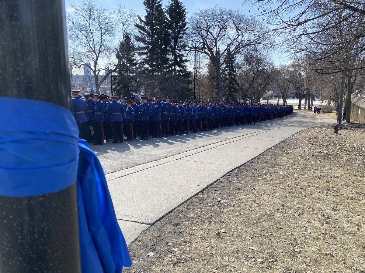 Quinnohler's tweet photo. Edmonton Police Service lined up at the Legislature grounds ahead of the procession and Regimental Funeral. https://t.co/uypl46WhVF