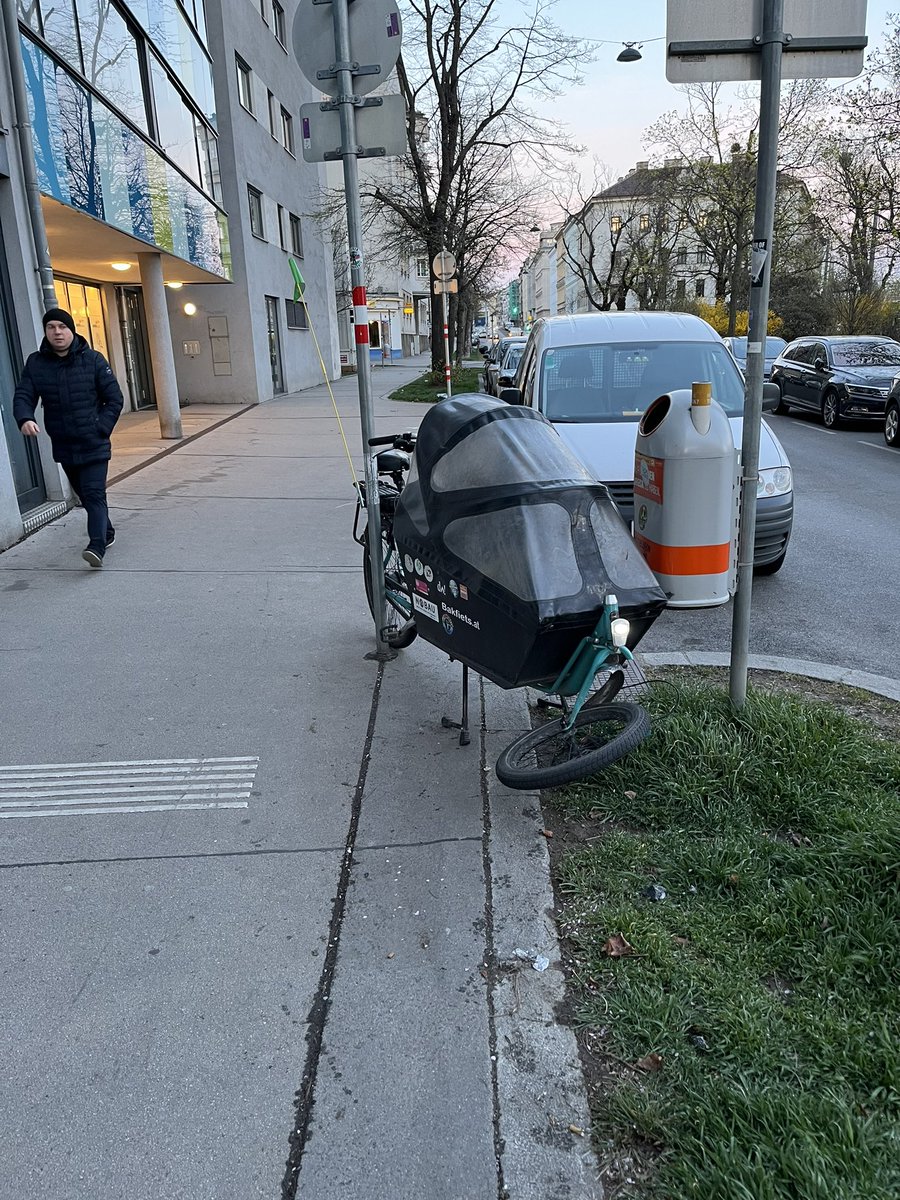 KIlIeou's tweet photo. Nach 17.500km der erste größere Schaden 😢
Mein geliebtes @bakfietsnl braucht eine neue Gabel. 😭
#fahrradliebe #radliebe #cargobikelove https://t.co/fJxOQR7rpM