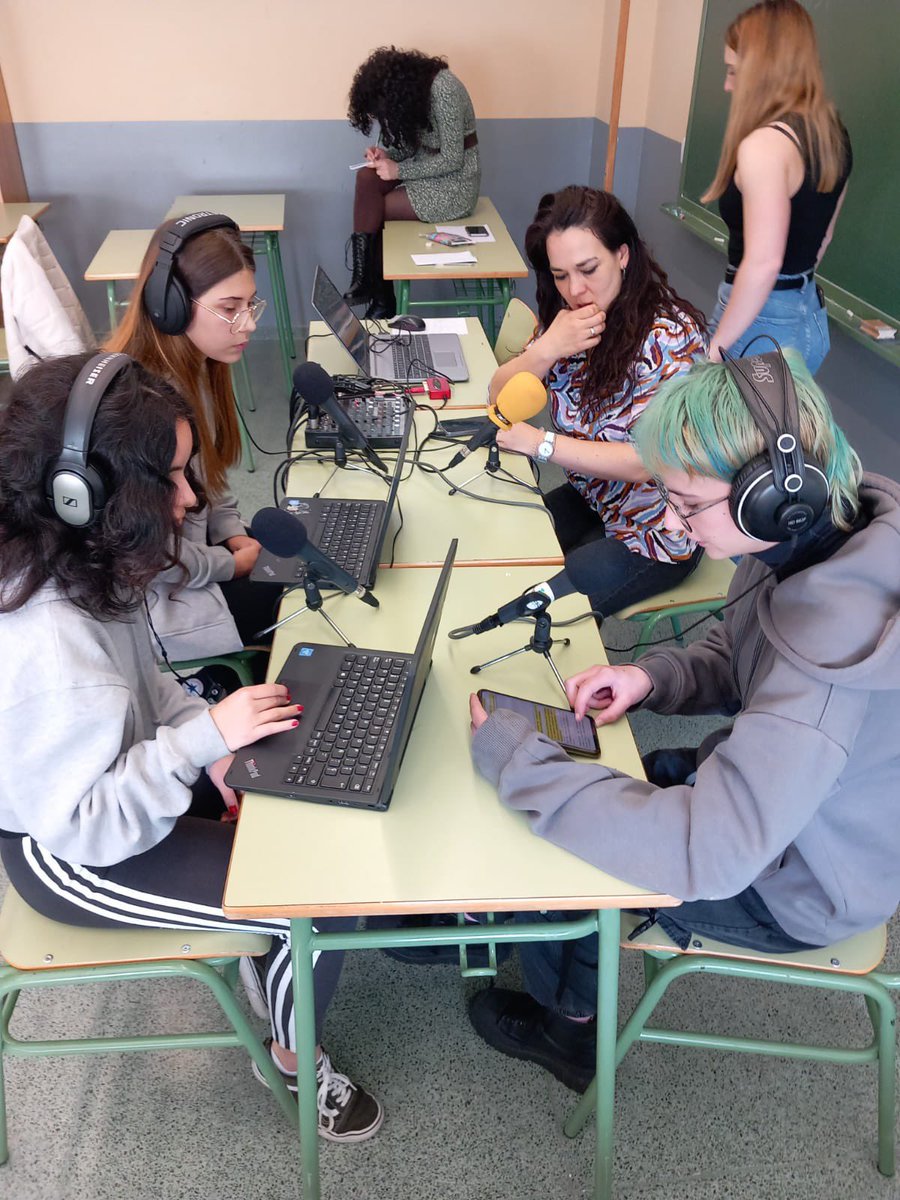 IESValadares's tweet photo. Quinta Parada do Proxecto "Activistas polo mundo que queremos". Pasamos á acción coa grabación dos podcast de radio a partir dos guións nos que estiveron traballando os/as nosos/as activistas durante os últimos meses.
@agareso @cgongd #omundoquequeremos https://t.co/pKI1dUQdcG