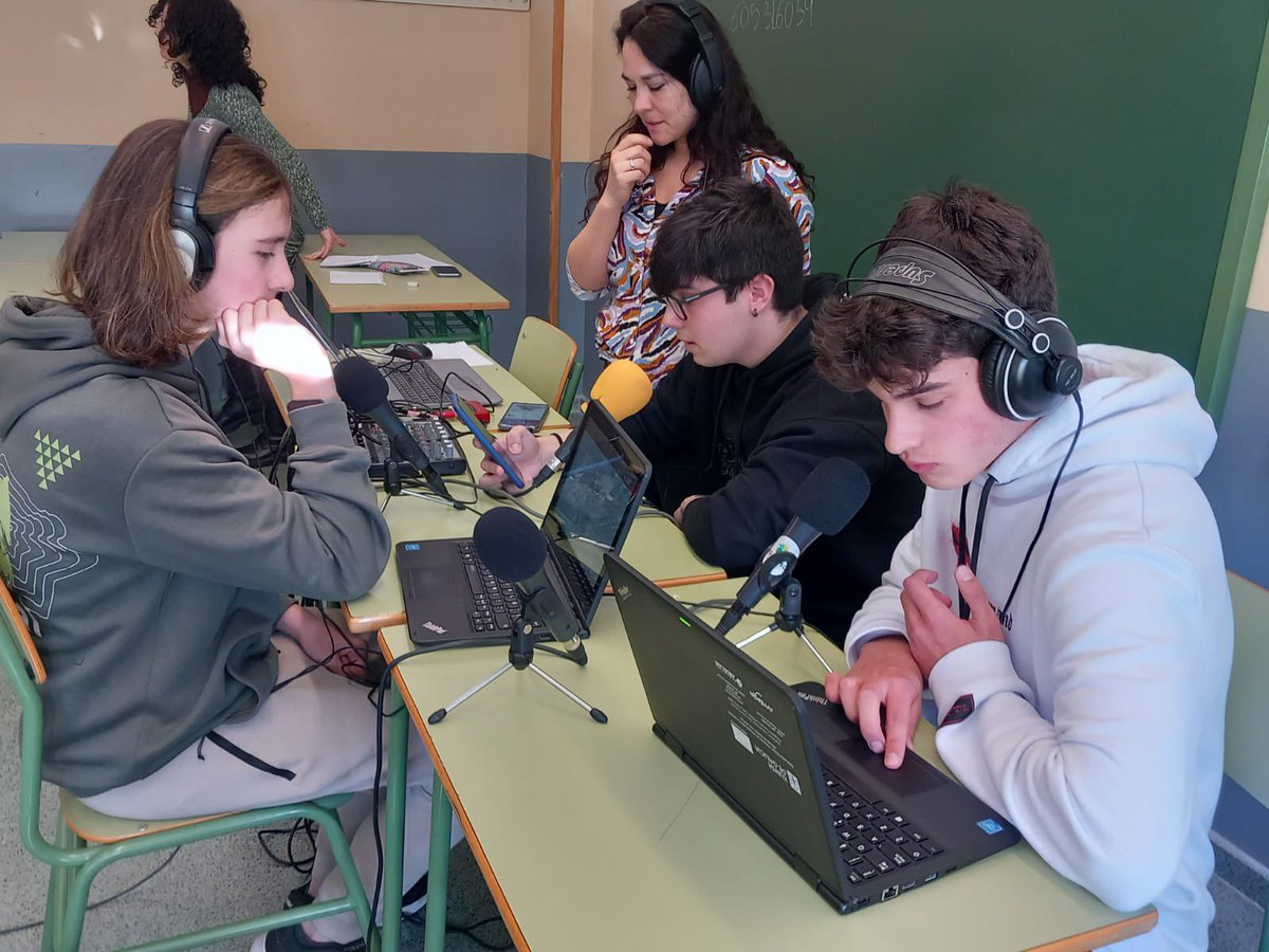 IESValadares's tweet photo. Quinta Parada do Proxecto "Activistas polo mundo que queremos". Pasamos á acción coa grabación dos podcast de radio a partir dos guións nos que estiveron traballando os/as nosos/as activistas durante os últimos meses.
@agareso @cgongd #omundoquequeremos https://t.co/pKI1dUQdcG
