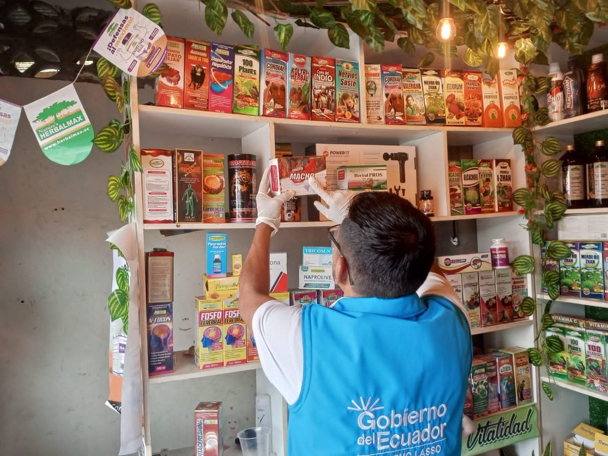 Arcsa_Ec's tweet photo. Los establecimientos clausurados temporalmente:

🔹Vendían productos naturales sin registro sanitario ecuatoriano y medicamentos no autorizados.
🔹Ofrecían servicios médicos de forma clandestina.
🔹No contaban con permiso de funcionamiento.

#ArcsaEnAcción 💯
#ArcsaTeCuida 🇪🇨 https://t.co/x3lEqEjzuS