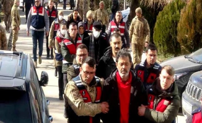 Katil Ahmet Bozkurt
Katil Mehmet Fatih Bozkurt
Katil Efe Bozkurt iyi okuyun,
Kıbrısda çocukların:
Doğum günü,
Okuma günü,
İngilizce günü,
Karne günü,
Maç günü,
Mezuniyet günü....
Olurdu,
Çocuğun mevlit günü olmazdı!
Sizin de Müebbet Hapis gününüz olacak.
#isiashepsiyargılansın