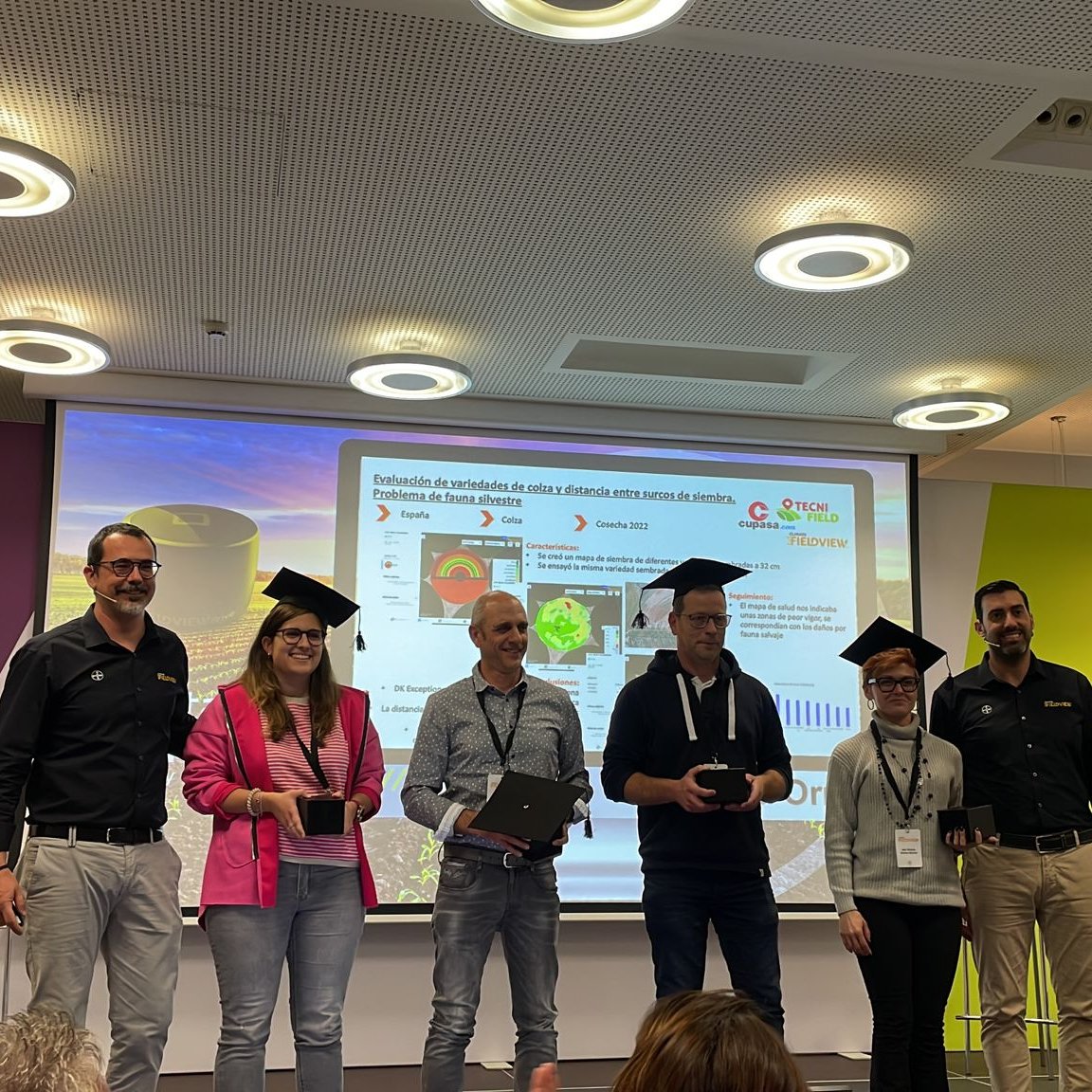 Bayer4CropsES's tweet photo. 🏆 La primera #DigitalFarmingAcademy ha terminado premiando a los 4 agricultores que han presentado los mejores casos prácticos con #FieldView ¡Enhorabuena! 👏👏👏 https://t.co/N5IGORFwY4