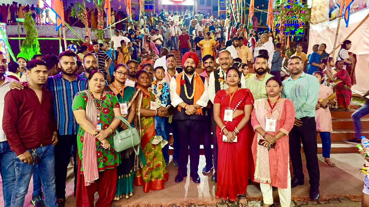 AmarpreetKale's tweet photo. राज्य की लोकप्रिय व अत्यंत प्रतिष्ठित जंबू अखाड़ा समिति द्वारा अत्यंत गरिमामय , भव्य एवं आकर्षक कलश यात्रा में शामिल होने का सौभाग्य प्राप्त हुआ। 

इस मनमोहक कलश यात्रा के दौरान आकर्षक झांकी में शिवजी, राधाकृष्ण जी एवं हनुमान जी आकर्षण के मुख्य केंद्र रहें.।

अखाड़ा के खिलाड़ियों एवं कलाकारों द्वारा विभिन्न करतबों का बेहतरीन प्रदर्शन किया गया।

शहर के हज़ारों श्रद्धालु इस दौरान उपस्थित थे। 

जय श्री राम।🙏