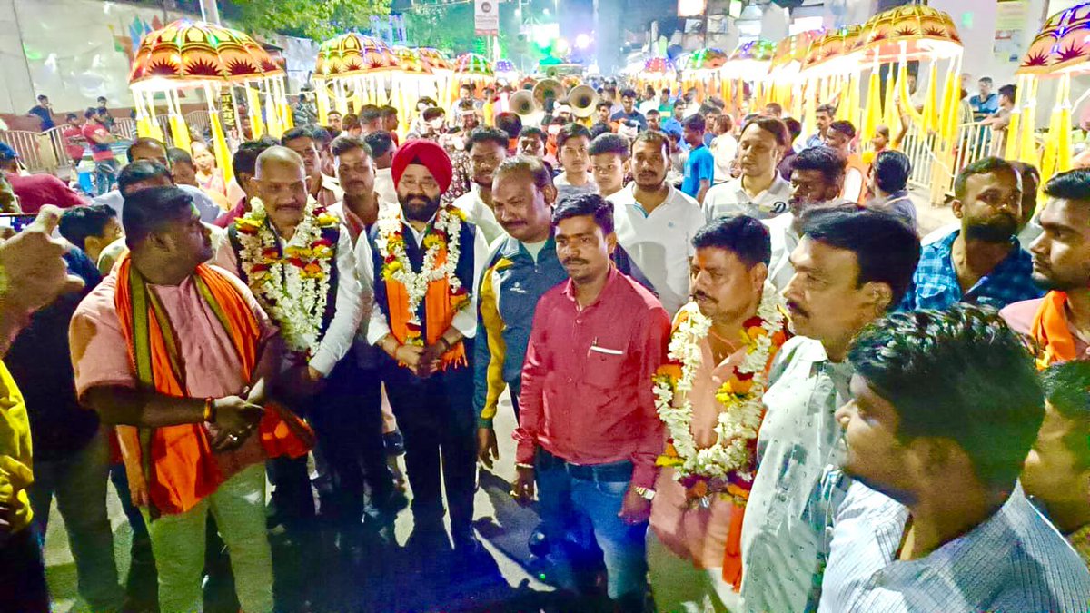 AmarpreetKale's tweet photo. राज्य की लोकप्रिय व अत्यंत प्रतिष्ठित जंबू अखाड़ा समिति द्वारा अत्यंत गरिमामय , भव्य एवं आकर्षक कलश यात्रा में शामिल होने का सौभाग्य प्राप्त हुआ। 

इस मनमोहक कलश यात्रा के दौरान आकर्षक झांकी में शिवजी, राधाकृष्ण जी एवं हनुमान जी आकर्षण के मुख्य केंद्र रहें.।

अखाड़ा के खिलाड़ियों एवं कलाकारों द्वारा विभिन्न करतबों का बेहतरीन प्रदर्शन किया गया।

शहर के हज़ारों श्रद्धालु इस दौरान उपस्थित थे। 

जय श्री राम।🙏