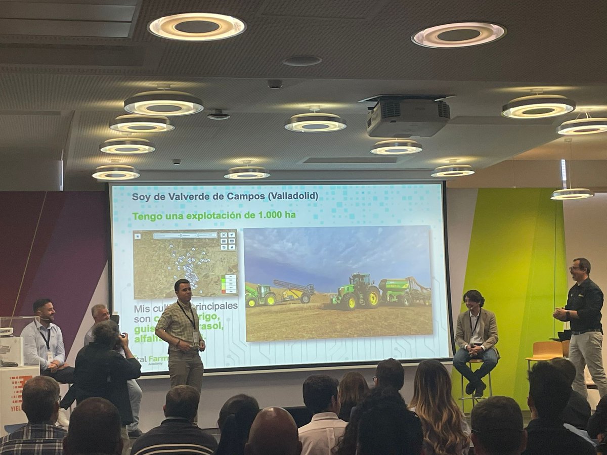 Bayer4CropsES's tweet photo. 🧑🌾📱Fernando agricultor de Valverde de Campos ha conseguido gestionar sus 1.000 ha de cultivos con éxito gracias a #FieldView.
#️⃣ #DigitalFarmingAcademy https://t.co/nmLYDMa8lo