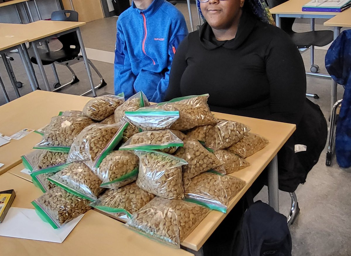 blanchethouse's tweet image. Students from Alliance High School donated bags of dog food for our guests with pets. We offer bowls of dog food in cafe and bags to go so our guests can feed their pets. Thank you!