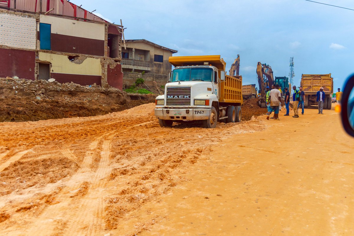 We inspected the ongoing dualisation of the 12.5km Challenge-Odo Ona Elewe-Apata Road, Ibadan today. The project is making good progress and should be completed before the end of the year.