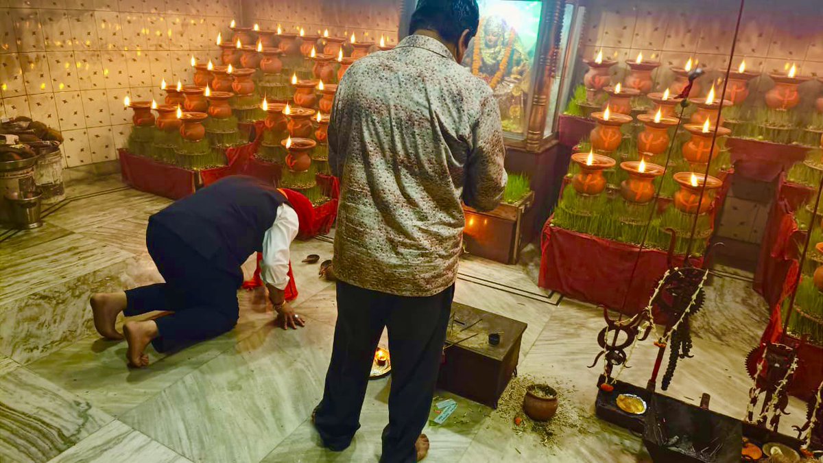 AmarpreetKale's tweet photo. देवी मां की कृपा सभी पर बनी रहे। 

श्री श्री सार्वजनिक नवरात्रि ज्वारा पूजा, उपकार संघ, सोनारी द्वारा आयोजित नवरात्रि ज्वारा पूजन में सम्मिलित हो कर माथा टेका।

जय माँ दुर्गे।🙏 https://t.co/cimm69aAeg