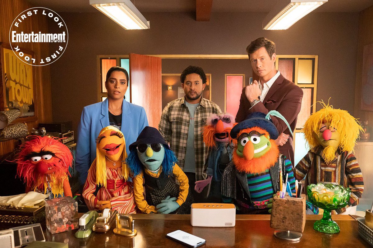 DisneyNewsFR's tweet photo. (#DisneyPlus / #abcSignature) @EW révèle les premières images de la série #TheMuppetsMayhem qui sera prochainement diffusée sur Disney+ ! https://t.co/IkFCdbFyzQ