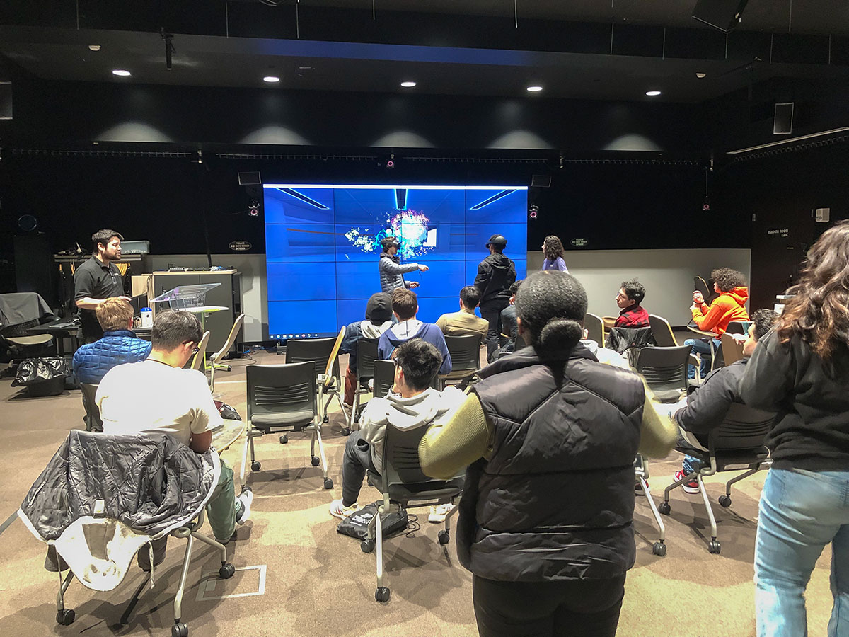 PurdueRCAC's tweet photo. As part of Purdue's Polytechnic Institute's annual Vision program, George Takahashi led high school juniors through a hands-on experience at the Envision Center. The students agreed their favorite part was “the Vr experience and the 3d modeling.” @TechPurdue  #EnvisionCenter https://t.co/FG49nMuejq