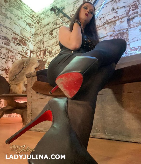 Bestraft zu werden f&uuml;hlt sich genauso aufregend an wie belohnt zu werden. Finde es heraus!  #nylons #pantyhose<a href="/tag/highheels"class="tags"><span>#highheels</span></a><a href="/tag/pantyhose"class="tags"><span>#pantyhose</span></a><a href="/tag/wetlook"class="tags"><span>#wetlook</span></a><a href="/tag/nylons"class="tags"><span>#nylons</span></a><a href="/tag/strumpfhose"class="tags"><span>#strumpfhose</span></a>