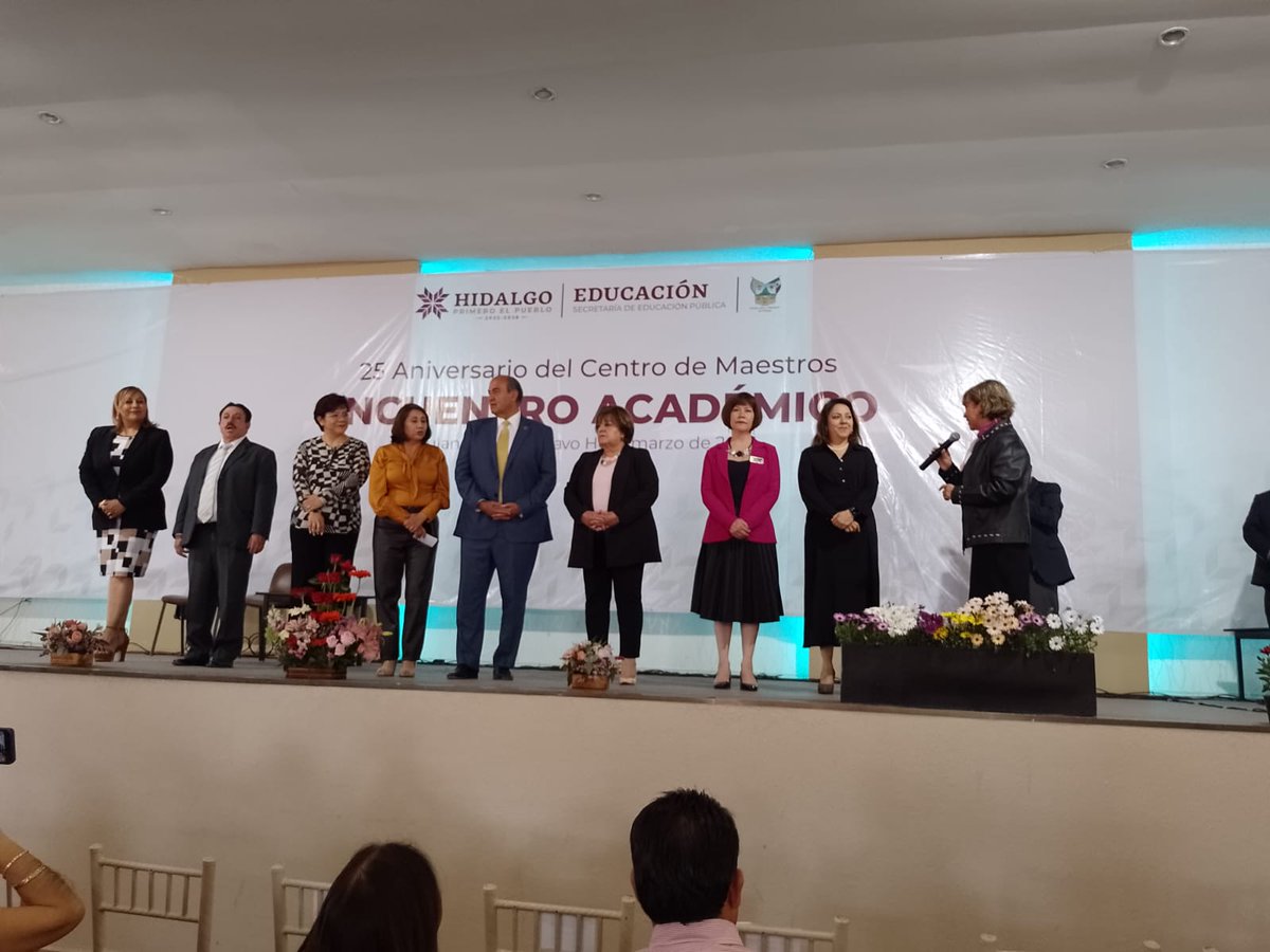 Dentro del marco del 25 Aniversario del Centro de Maestros 1311 de #Tulancingo, la DGDC, <a href="/rosariorh22/">María del Rosario Ramírez Hernández</a> acude al “Encuentro Académico” dónde el secretario <a href="/natycastrejonv/">Naty Castrejón</a> reconoció el trabajo que desempeñan docentes de los #CM todos los días en beneficio de NNA. #PrimeroLaEducación
