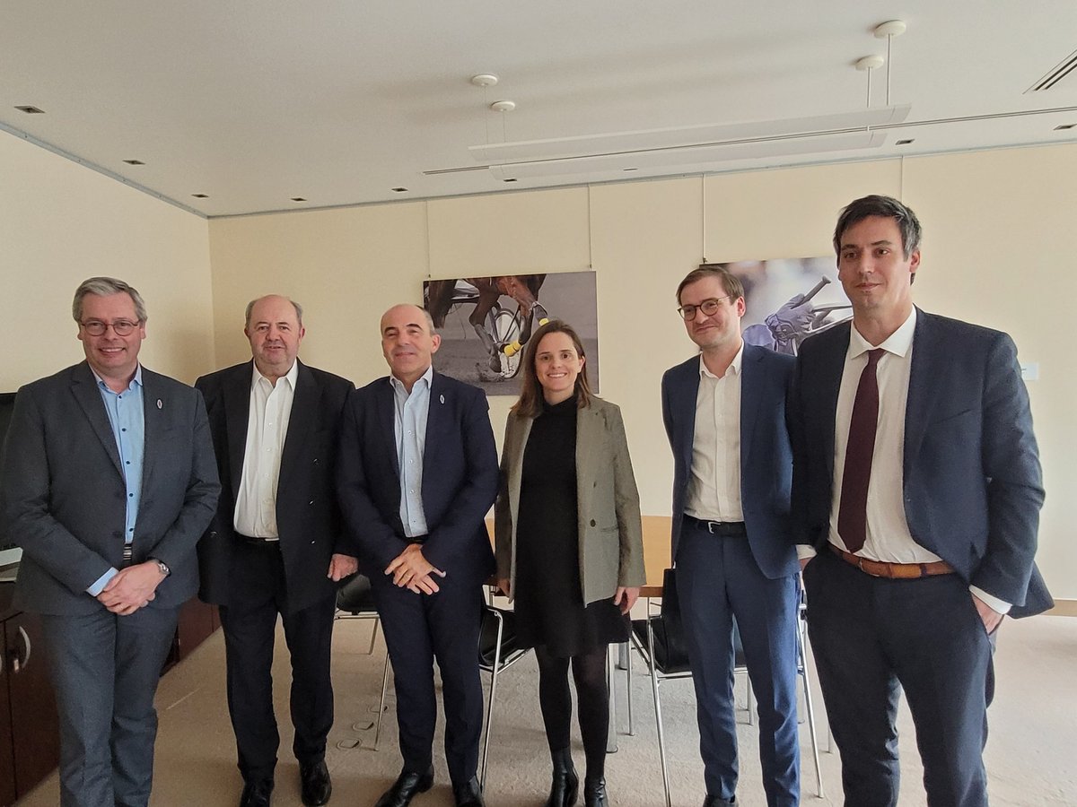 PHILIPPECOY's tweet photo. Je rencontrais la direction @pmu pour échanger sur les actions à conduire pour le développement d'une activité en croissance dans notre réseau 🏇🏽🟢

Avec notre #TransformationBuralistes, la passion reste une valeur forte dans nos #commerces, et crée de la convivialité ♦️ https://t.co/hlJGtqCuCi