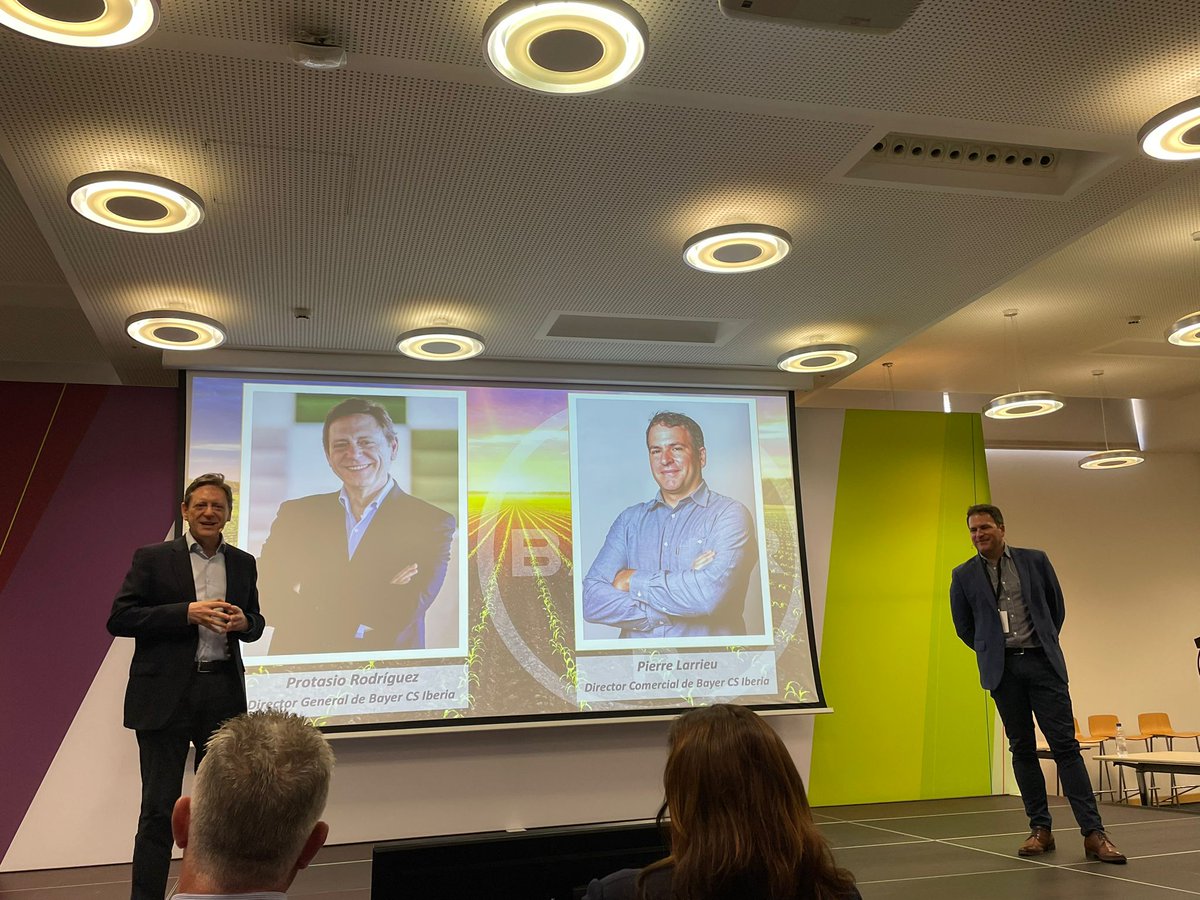 DEKALB_ES's tweet photo. 🚜🎓 Tras la presentación de la clausura de la #DigitalFarmingAcademy por parte de @protasioenrique y @pierlarrieu31, nuestros compañeros @nachobanuls y @Ricaramunt han hecho un resumen de lo que ha sido el curso 2022/23 y las novedades que trae #FieldView en 2023/24. https://t.co/LyRdDUSgP2