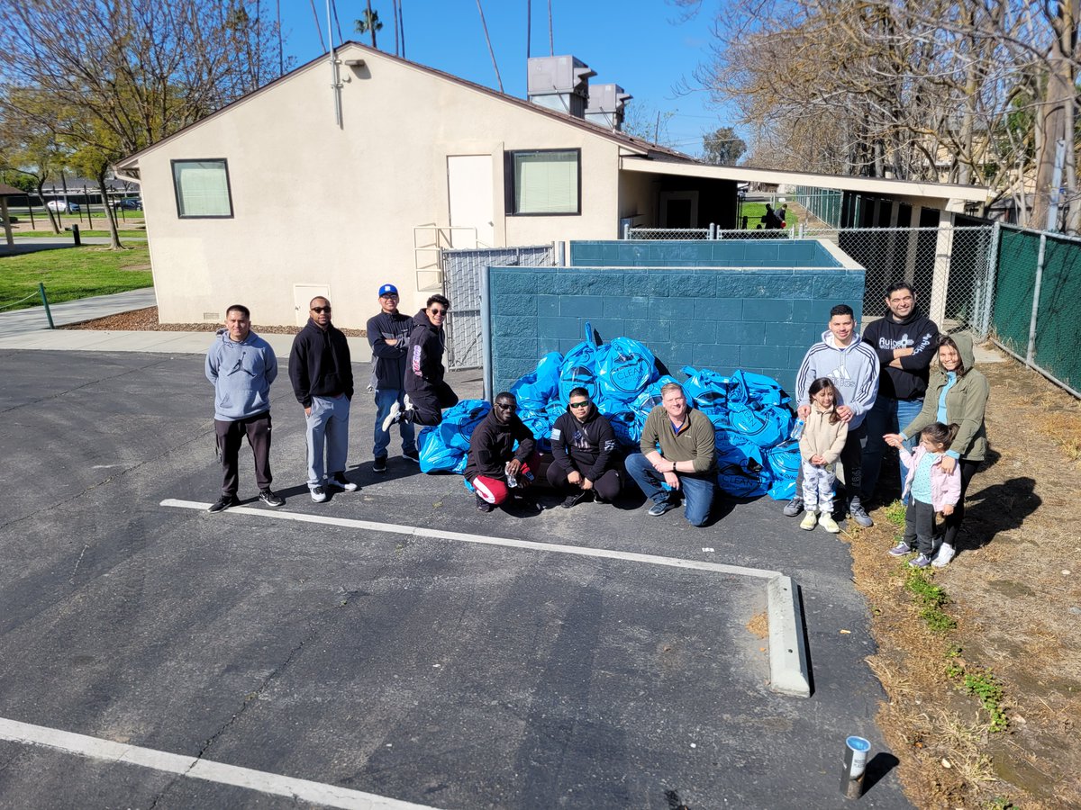 CityOfHanford's tweet photo. A big shoutout to all of the volunteers from Naval Air Station Lemoore who participated in #CleanCACommunityDays. They spent a few hours picking up trash and debris in the area around Coe Park.
#CleanCA #CleanCAHanford #CleanCACommunityDays #Caltrans
@CaltransDist6
@CaltransHQ https://t.co/Yqedp3Irig