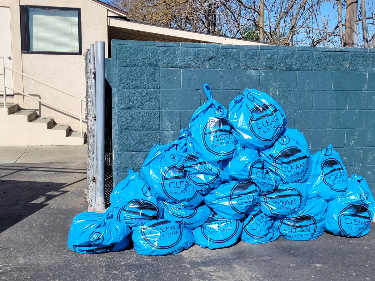 CityOfHanford's tweet photo. A big shoutout to all of the volunteers from Naval Air Station Lemoore who participated in #CleanCACommunityDays. They spent a few hours picking up trash and debris in the area around Coe Park.
#CleanCA #CleanCAHanford #CleanCACommunityDays #Caltrans
@CaltransDist6
@CaltransHQ https://t.co/Yqedp3Irig