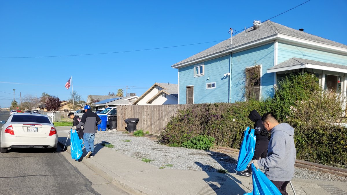 CityOfHanford's tweet photo. A big shoutout to all of the volunteers from Naval Air Station Lemoore who participated in #CleanCACommunityDays. They spent a few hours picking up trash and debris in the area around Coe Park.
#CleanCA #CleanCAHanford #CleanCACommunityDays #Caltrans
@CaltransDist6
@CaltransHQ https://t.co/Yqedp3Irig