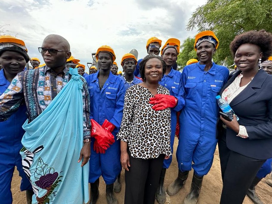 Inspiring visit to #Bor of #Jonglei State to take stock of the impactful activities financed by 
<a href="/WorldBank/">World Bank</a> under the Resilient Agricultural Livelihoods Project &amp; Emergency Locust Response Project together w/<a href="/DierNgor/">Dier Tong Ngor</a>, @moaf_ssI, &amp; Minister of Livestock &amp; Fisheries 🇸🇸1/2