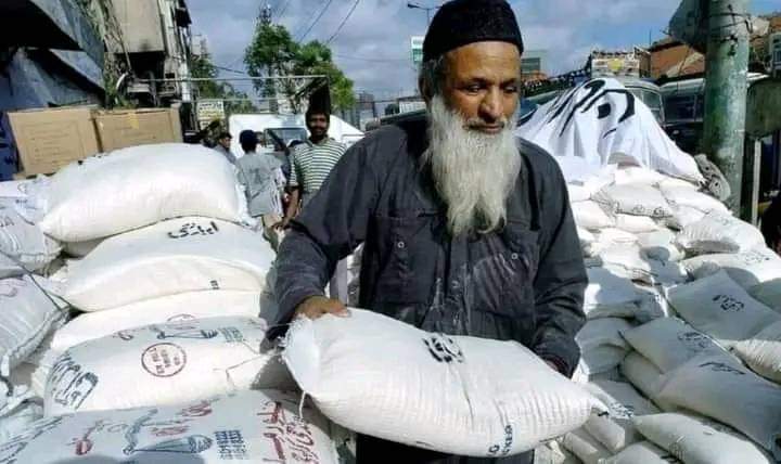 زندگی میں نہ کوئی تقریر کی، نہ کوئی تبلیغ کی۔نہ گلے پھاڑ پھاڑکرنفرتوں کے درس دئیے،نہ گارڈزکیساتھ بڑی گاڑیوں سے اُترے۔  نہ مُرید, نہ گدیاں, نہ چادریں, نہ تعویز, نہ دھاگے , نہ حلوے ,نہ جلوے,نہ ڈھول, نہ دھمال ! بس ایک سادہ بےلوث انسان  انسانیت کی خدمت میں زندگی گزار گیا❤️