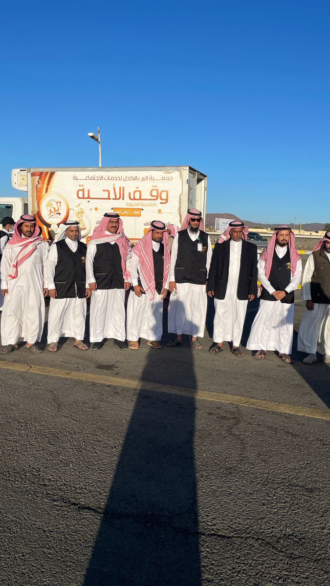 ManbrAlfara's tweet photo. دشن سعادة رئيس مركز الأكحل : محمد عيد العنزي مشروع إفطار صائم من مشاريع جمعية البر والخدمات الاجتماعية بالأكحل في محطة ساسكو بطريق الهجرة 
حيث تم توزيع ١٢٠٠ وجبة في يومها الأول https://t.co/6ZwlMDHu98