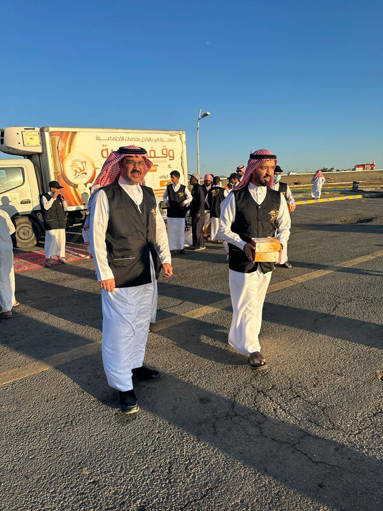ManbrAlfara's tweet photo. دشن سعادة رئيس مركز الأكحل : محمد عيد العنزي مشروع إفطار صائم من مشاريع جمعية البر والخدمات الاجتماعية بالأكحل في محطة ساسكو بطريق الهجرة 
حيث تم توزيع ١٢٠٠ وجبة في يومها الأول https://t.co/6ZwlMDHu98