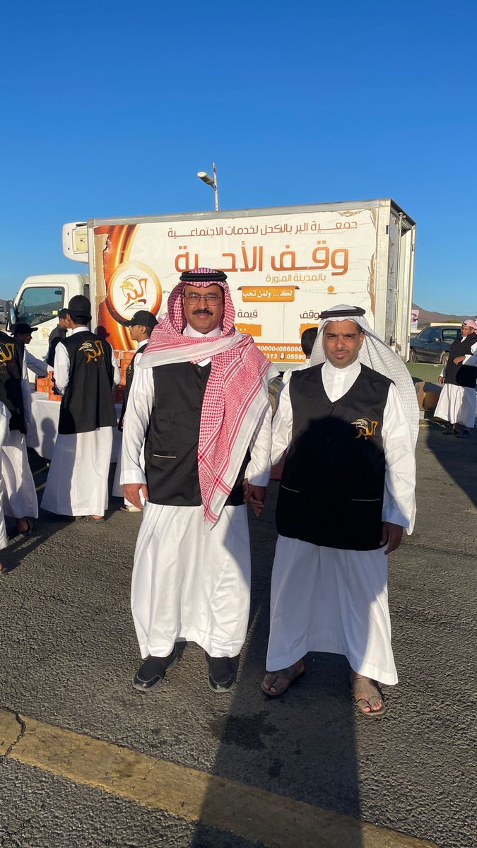 ManbrAlfara's tweet photo. دشن سعادة رئيس مركز الأكحل : محمد عيد العنزي مشروع إفطار صائم من مشاريع جمعية البر والخدمات الاجتماعية بالأكحل في محطة ساسكو بطريق الهجرة 
حيث تم توزيع ١٢٠٠ وجبة في يومها الأول https://t.co/6ZwlMDHu98