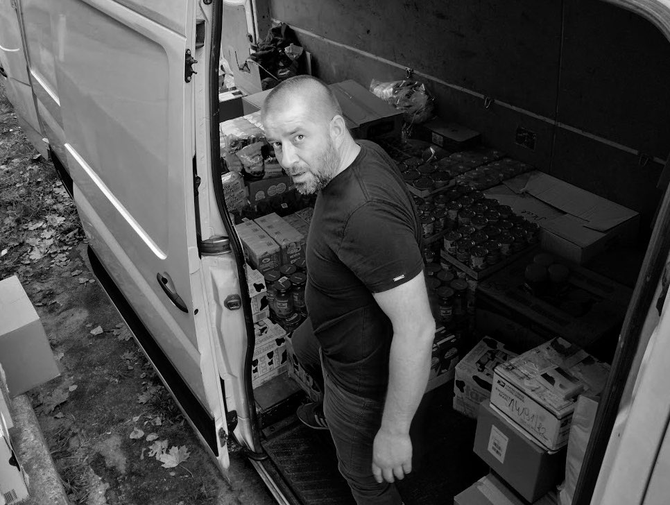 Kolejna bardzo smutna wiadomość z Ukrainy. W wyniku odniesionych ran, dziś w szpitalu w Kijowie zmarł Pan Marek – polski wolontariusz.
16 marca rosyjska artyleria ostrzelała wolontariuszy dostarczających pomoc humanitarną w Ukrainie na trasie Konstantynówka – Czasiw Jar. 
6 osób,